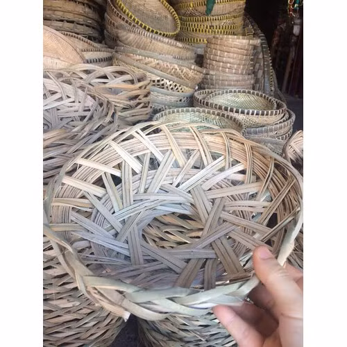 Do đan bằng tre nên rế chịu được sức nóng của nồi gang. Điểm yếu của vật liệu này là tuổi thọ không được cao. Những chiếc nồi đặt lên rế bưng nên sau một thời gian sẽ khiến cái rế bị bung ra, phải bỏ đi mua cái khác.