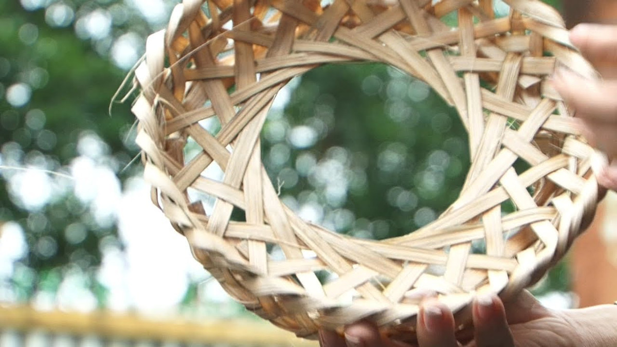 Trẻ em Việt đầu những năm 1990 trở về trước chẳng đứa nào không thuộc bài đồng dao "Cô dâu chú rể / Đội rế lên đầu / Đi qua đầu cầu / Đánh rơi nải chuối”. Cái rế cũng là món đồ chơi quen thuộc của không ít cô bé, cậu bé thời kỳ này.