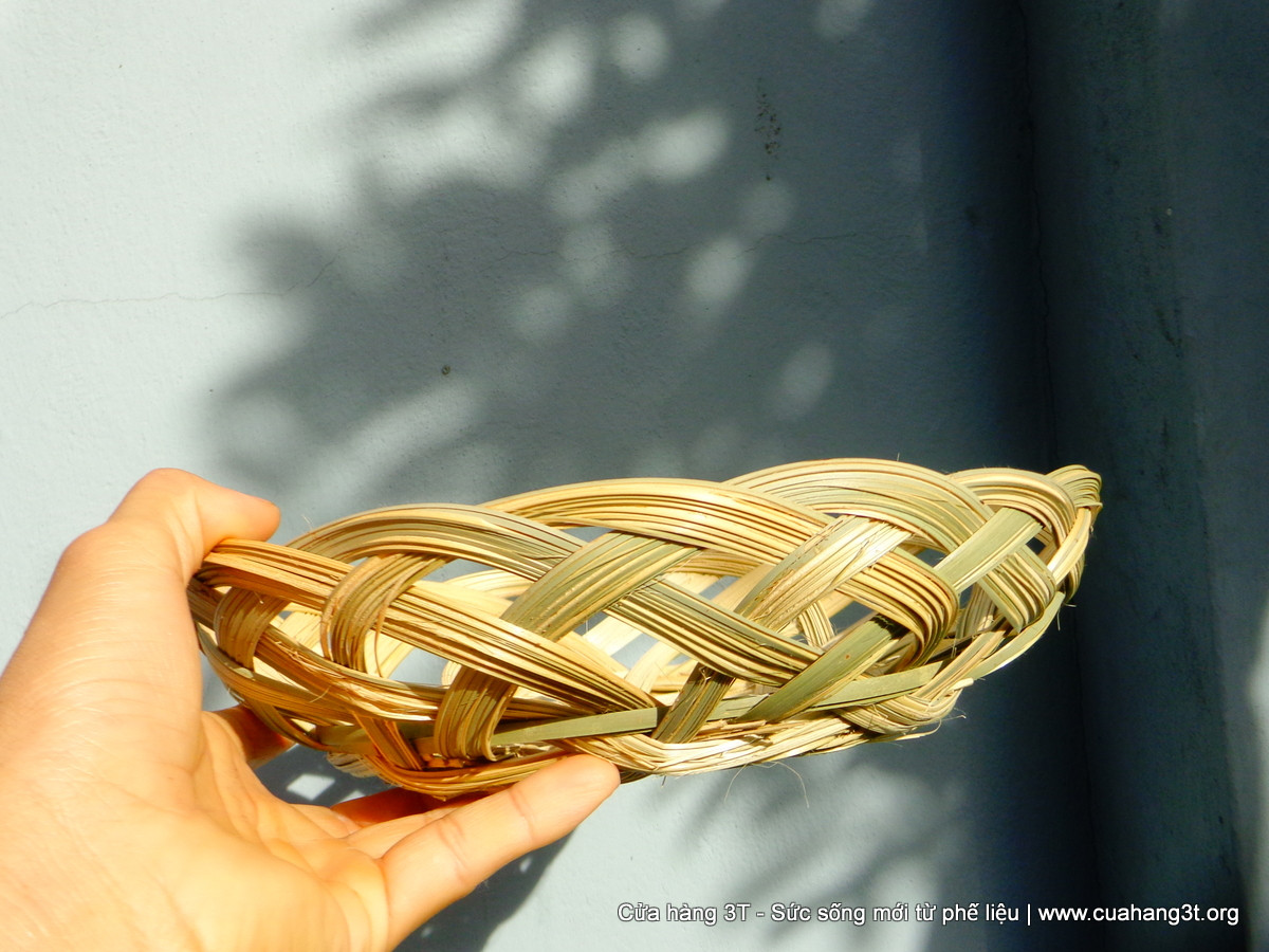 Trong văn học dân gian, cái rế xuất hiện khá nhiều, thể hiện qua các câu thành ngữ, tục ngữ, cao dao như “Rế rách cũng đỡ phỏng tay”; “Thủng nồi trôi rế; “Sáng mai mất cái rế, xế mất cái nồi / Thân anh chưa vợ khổ đời quá đi”.