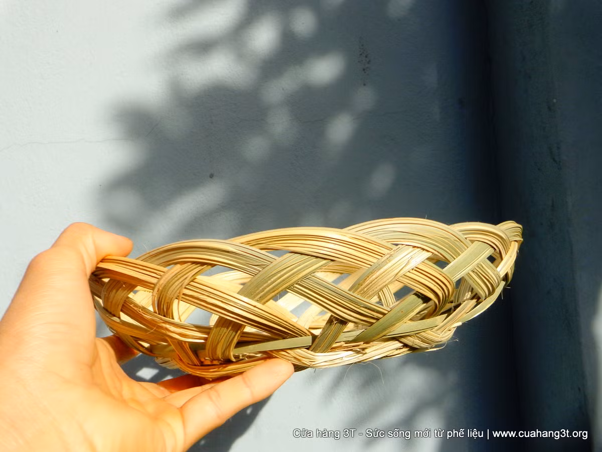 Trong văn học dân gian, cái rế xuất hiện khá nhiều, thể hiện qua các câu thành ngữ, tục ngữ, cao dao như “Rế rách cũng đỡ phỏng tay”; “Thủng nồi trôi rế; “Sáng mai mất cái rế, xế mất cái nồi / Thân anh chưa vợ khổ đời quá đi”.