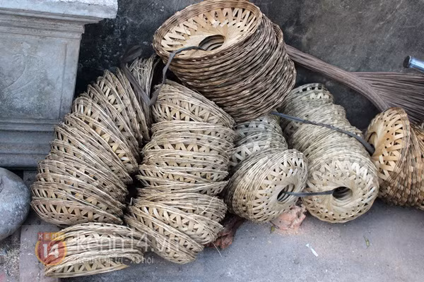 Trong văn hóa Việt, có nhiều điều thú vị liên quan đến cái rế. Đầu tiên là chuyện người Việt xưa có thói quen giấu hết rế trong nhà vào ngày mùng ba Tết vì quan niệm đây là ngày “mở hàng” của thần trộm cắp, để mất cái rế vào ngày nay là “dông” cả năm. Ảnh: Kênh14.