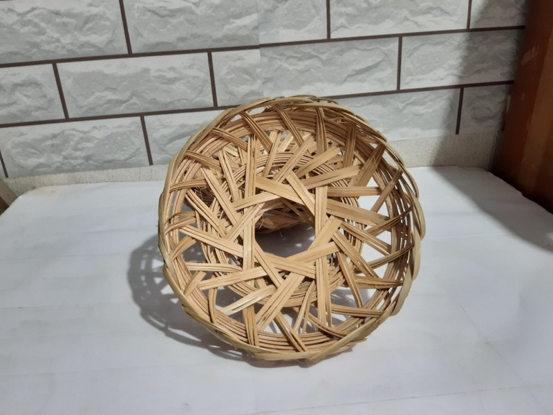 Thời xưa người Việt nấu ăn bằng củi lửa nên nồi cơm bị ám khói đen quanh năm. Muội than từ đáy nồi thực sự là điều phiền toái. Và cái rế chính là vật dụng giúp người xưa đặt nồi cơm lên chiếu mà không gây bẩn.