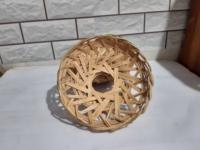 Thời xưa người Việt nấu ăn bằng củi lửa nên nồi cơm bị ám khói đen quanh năm. Muội than từ đáy nồi thực sự là điều phiền toái. Và cái rế chính là vật dụng giúp người xưa đặt nồi cơm lên chiếu mà không gây bẩn.