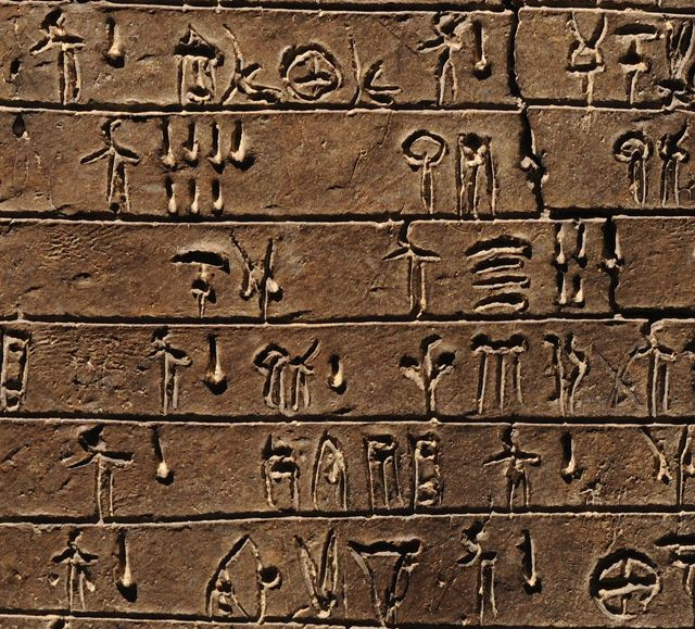 Ông đã phát hiện ra hai hệ thống chữ cổ khác nhau trên đảo Minoan, và đặt tên chúng là Linear A và Linear B. Trong khi chữ Linear B đã được giải mã vào hồi đầu những năm 1950, được xác định là chữ của cư dân Mycenae thời tiền Hy Lạp, thì chữ Linear A vẫn là một bí ẩn.