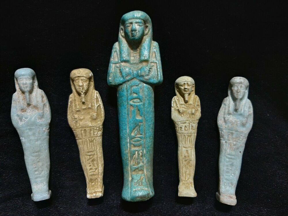 Hầu hết tượng ushabti được tạo tác dưới hình dạng một xác ướp. Chúng được làm từ nhiều vật liệu khác nhau như đất sét, gỗ, đá, sáp hay đất nung, nhưng thông dụng nhất là sứ Ai Cập. Đôi khi cũng có ushabti làm bằng thủy tinh và đồng.