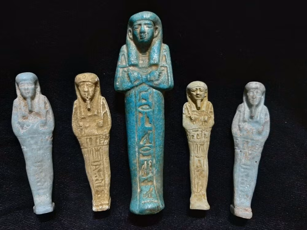 Hầu hết tượng ushabti được tạo tác dưới hình dạng một xác ướp. Chúng được làm từ nhiều vật liệu khác nhau như đất sét, gỗ, đá, sáp hay đất nung, nhưng thông dụng nhất là sứ Ai Cập. Đôi khi cũng có ushabti làm bằng thủy tinh và đồng.