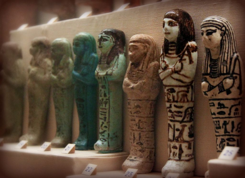 Theo các nhà nghiên cứu, tượng ushabti đóng vai trò như một đầy tớ để hầu hạ, hoặc lực lượng bảo vệ người quá cố khi họ về với thế giới bên kia.