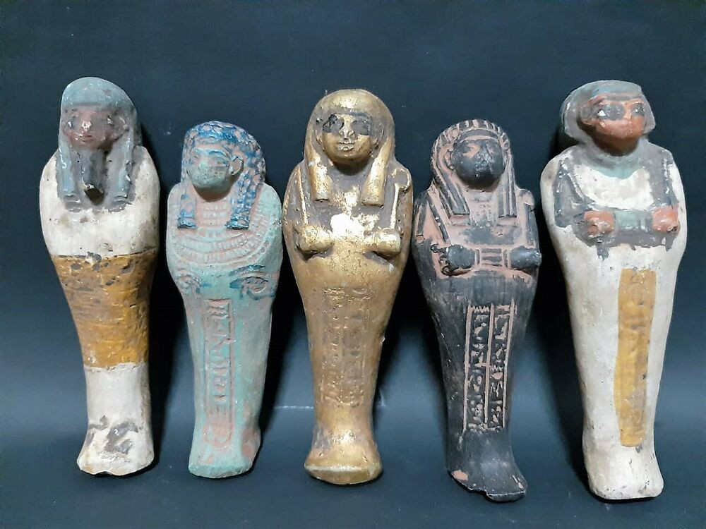 Ban đầu ushabti có kích thước to bằng người thật. Sau này, chúng được làm nhỏ và số lượng cũng tăng lên rất nhiều, có khi được lấp đầy một căn phòng.