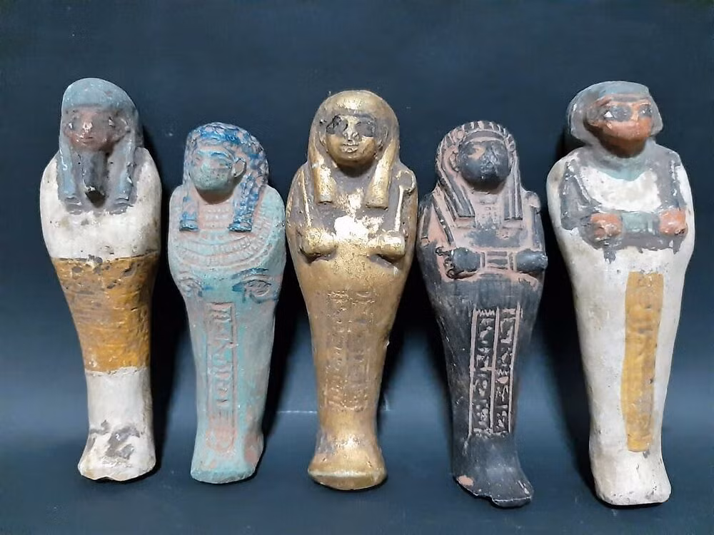 Ban đầu ushabti có kích thước to bằng người thật. Sau này, chúng được làm nhỏ và số lượng cũng tăng lên rất nhiều, có khi được lấp đầy một căn phòng.