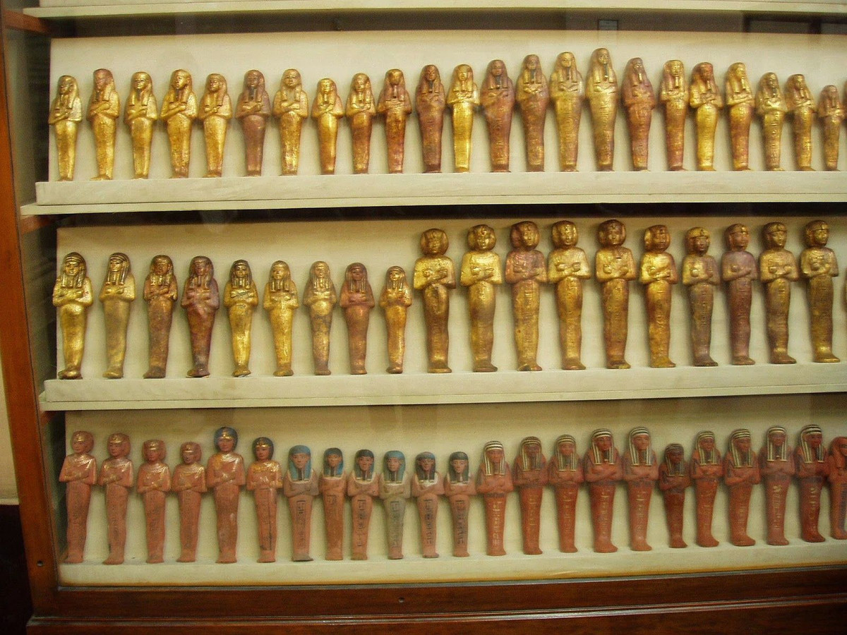 Các ngôi mộ lớn có thể có hàng trăm ushabti. Ở lăng mộ các pharaon, con số này lên đến hàng ngàn, như lăng mộ pharaon Taharqa có hơn 1000 ushabti.