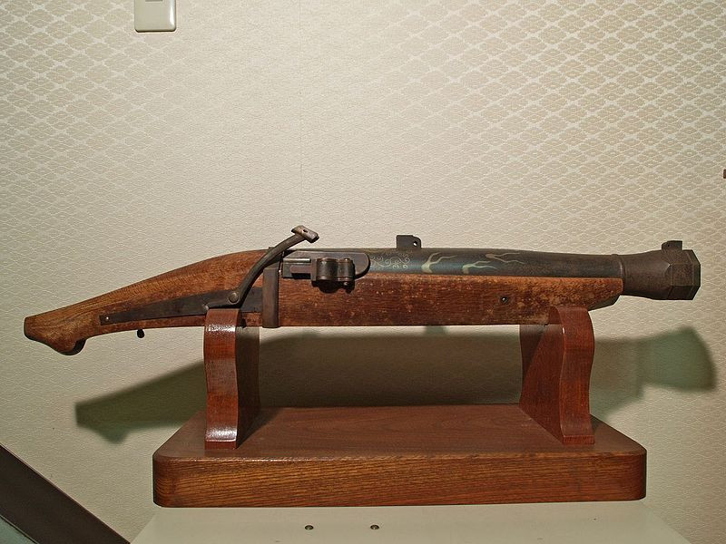 Được du nhập vào Nhật Bản năm 1543 thông qua người Bồ Đào Nha, súng hỏa mai (người nhật gọi là tanegashima) đã trở thành thứ vũ khí làm thay đổi cục diện chiến trường ở đất nước mặt trời mọc thế kỷ 16.