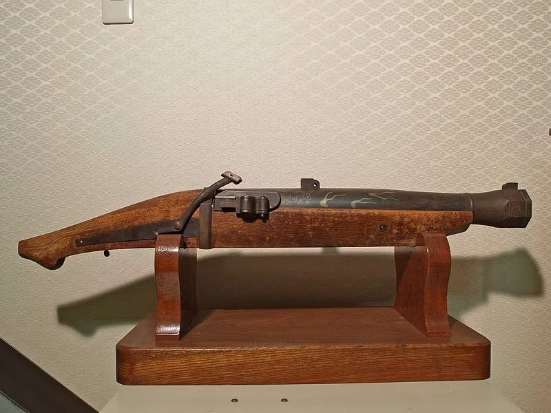 Được du nhập vào Nhật Bản năm 1543 thông qua người Bồ Đào Nha, súng hỏa mai (người nhật gọi là tanegashima) đã trở thành thứ vũ khí làm thay đổi cục diện chiến trường ở đất nước mặt trời mọc thế kỷ 16.