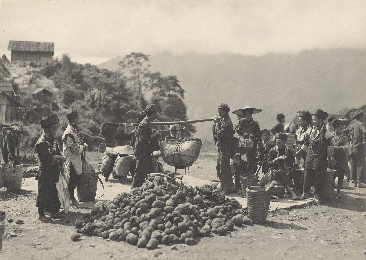 Một góc chợ Sa Pa, Lào Cai, khoảng năm 1930.