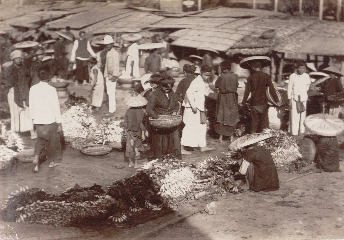 Cảnh chợ xưa ở Hải Phòng, khoảng năm 1890. Mặt hàng chính của các quầy hàng ở đây là củ cải với phần lá vẫn để nguyên.