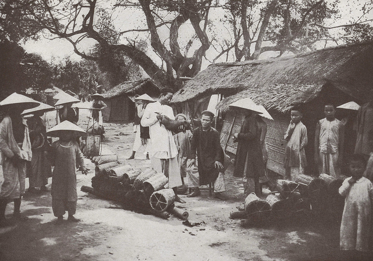 Bán lợn (trong rọ) ở một khu chợ quê miền Bắc năm 1919.