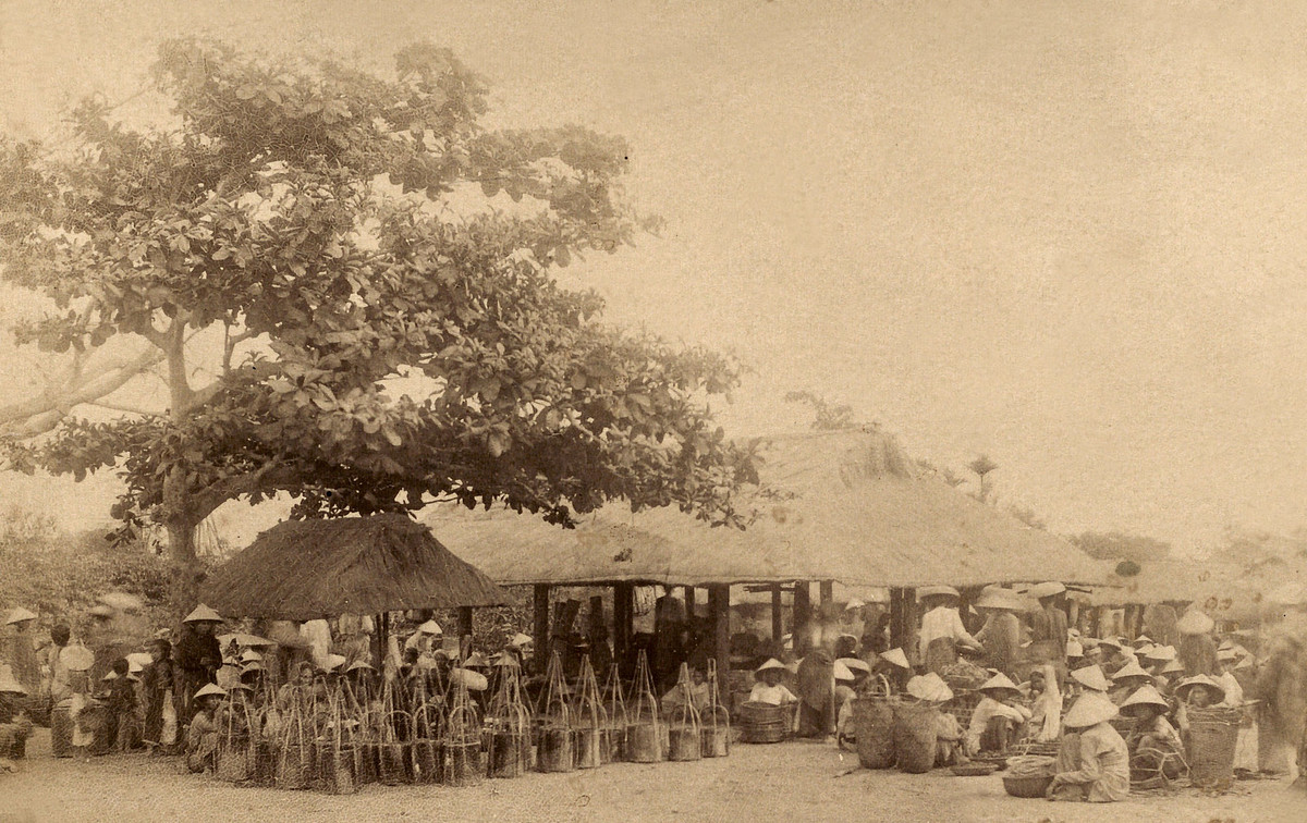Một khu chợ ở Quy Nhơn năm 1887. Những chiếc xô lớn được dùng để bán dầu.