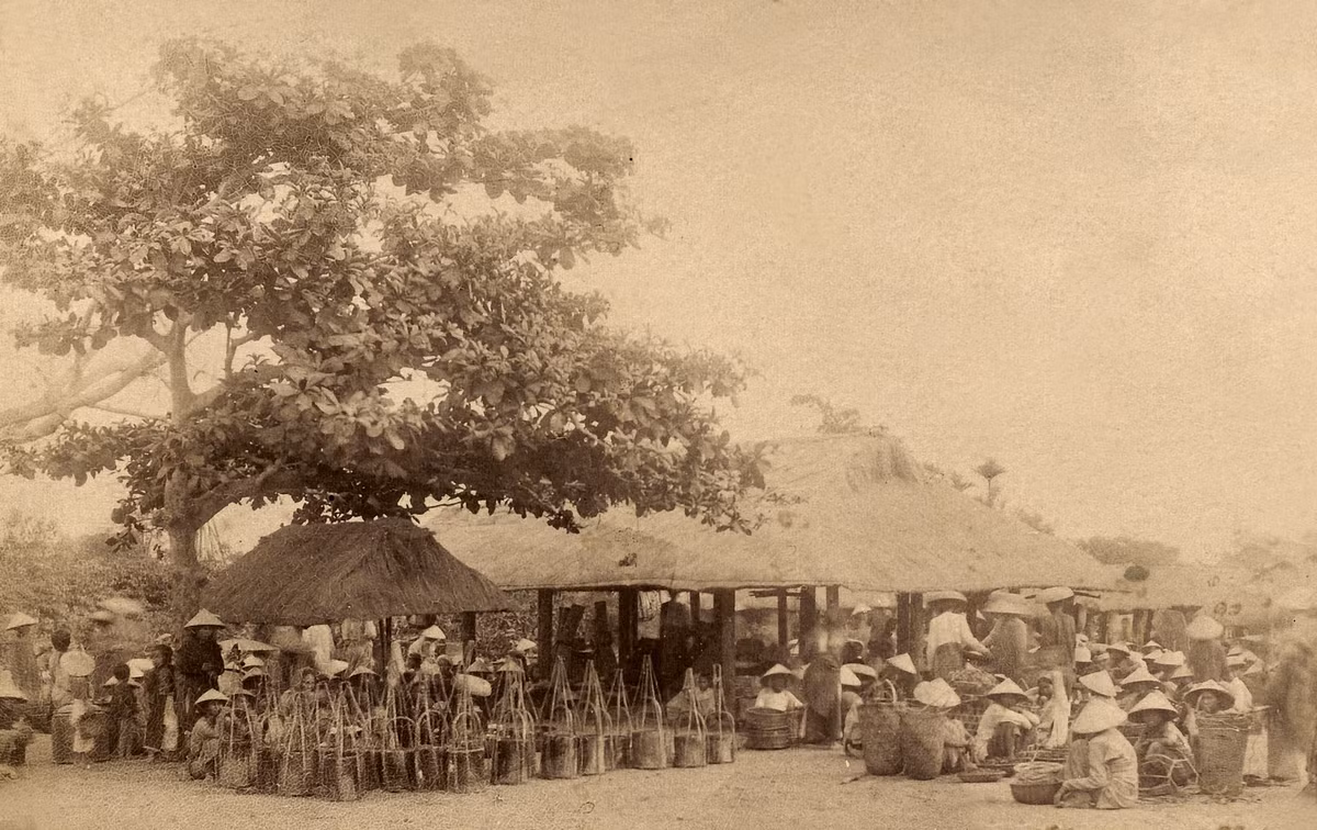 Một khu chợ ở Quy Nhơn năm 1887. Những chiếc xô lớn được dùng để bán dầu.
