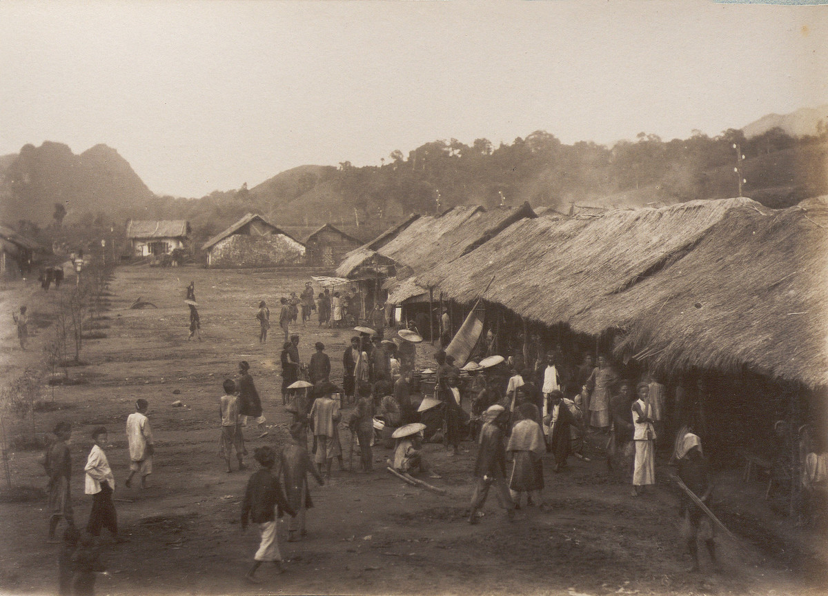 Họp chợ ở Thành Mới, trên đường đi Lạng Sơn. Địa danh này nằm ở khu vực thị trấn Đồng Mỏ, huyện Chi Lăng, Lạng Sơn ngày nay.