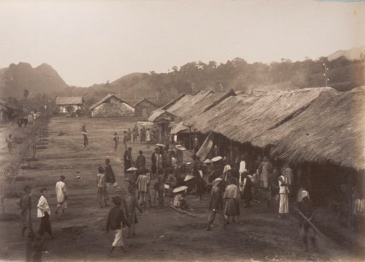 Họp chợ ở Thành Mới, trên đường đi Lạng Sơn. Địa danh này nằm ở khu vực thị trấn Đồng Mỏ, huyện Chi Lăng, Lạng Sơn ngày nay.