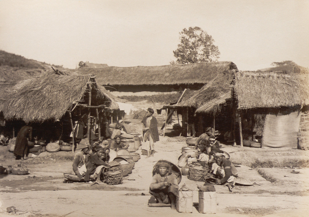 Khung cảnh tại khu chợ quê thuộc một ngôi làng ở Lạng Sơn, khoảng năm 1890.