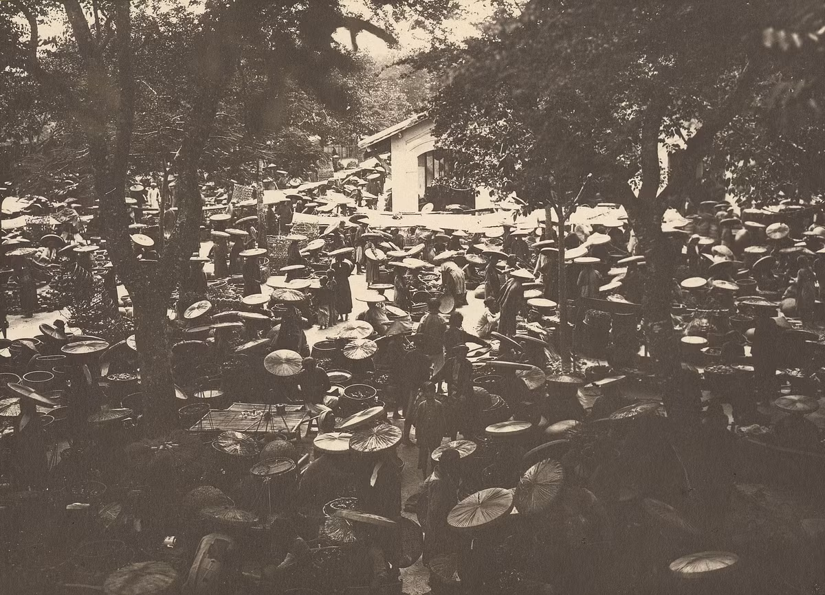 Cảnh tượng nhộn nhịp tại chợ Hà Đông, khoảng năm 1930.