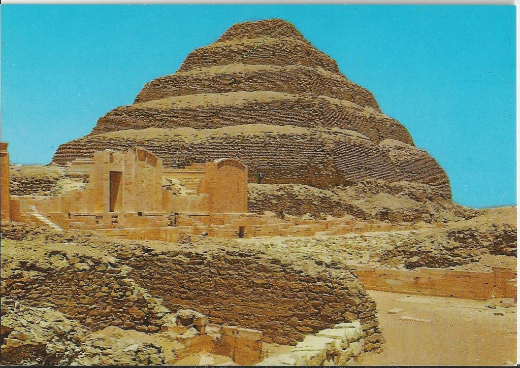 Về tổng quan, kim tự tháp của Djoser đươc xây trên bình đồ hình vuông, có dạng tầng bậc, cao 62,5 mét, mặt đáy cỡ 121 x 109 mét. Công trình có 13 cánh cửa giả và chỉ có duy nhất một lối vào ở phía Đông. Các cửa giả là nơi để linh hồn của pharaon có thể bước qua thế giới bên kia.