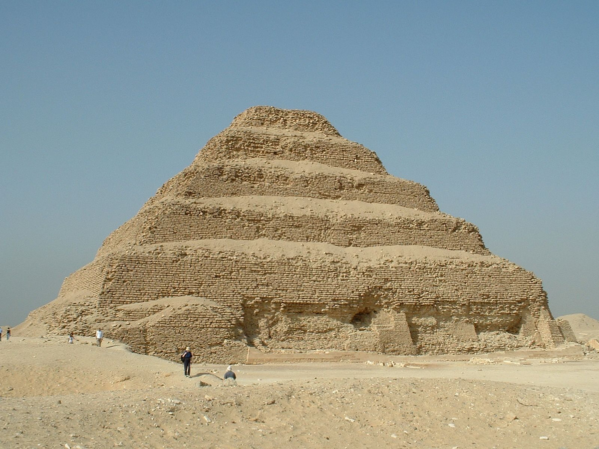 Nằm trong khu nghĩa trang Saqqara ở Tây bắc Memphis, thủ đô cổ đại của Hạ Ai Cập, kim tự tháp Djoser hay còn gọi là kim tự tháp bậc thang là kim tự tháp đầu tiên được xây dựng của nền văn minh Ai Cập.