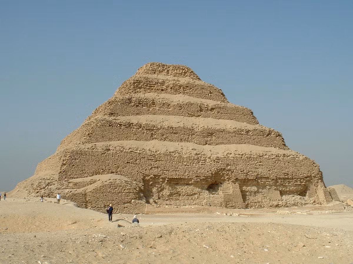 Nằm trong khu nghĩa trang Saqqara ở Tây bắc Memphis, thủ đô cổ đại của Hạ Ai Cập, kim tự tháp Djoser hay còn gọi là kim tự tháp bậc thang là kim tự tháp đầu tiên được xây dựng của nền văn minh Ai Cập.