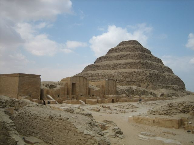 Khi được các nhà khảo cổ học khám phá, hầu hết các hiện vật bên trong kim tự tháp Djoser đã bị những tên trộm mộ vét sạch. Thậm chí các thi hài cũng không còn. Đây là một điều đáng tiếc với kim tự tháp cổ xưa nhất của người Ai Cập...