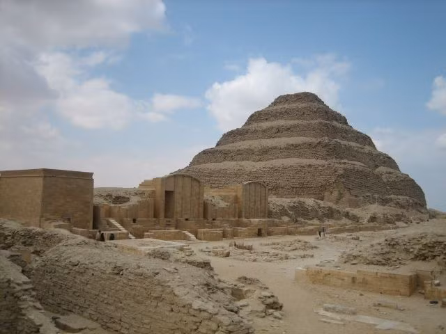 Khi được các nhà khảo cổ học khám phá, hầu hết các hiện vật bên trong kim tự tháp Djoser đã bị những tên trộm mộ vét sạch. Thậm chí các thi hài cũng không còn. Đây là một điều đáng tiếc với kim tự tháp cổ xưa nhất của người Ai Cập...