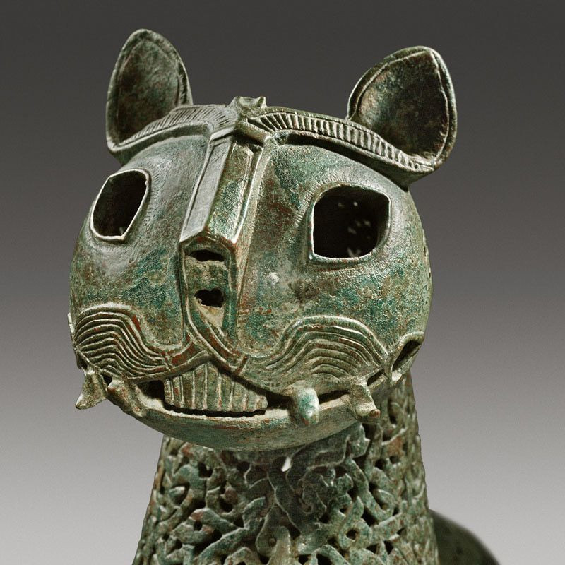 Với những đặc tính ưu việt hơn hẳn các vật liệu trước đó con người biết đến, đồng điếu đã được sử dụng trong nhiều lĩnh vực như làm dụng cụ lao động, vũ khí, áo giáp, các vật liệu trang trí, mỹ thuật, điêu khắc...