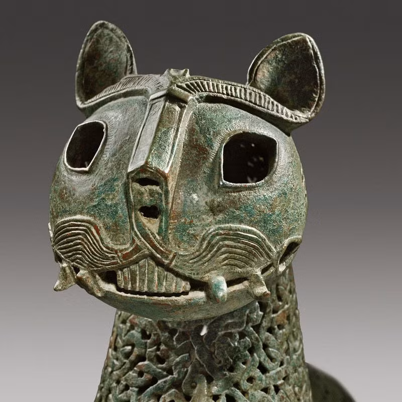 Với những đặc tính ưu việt hơn hẳn các vật liệu trước đó con người biết đến, đồng điếu đã được sử dụng trong nhiều lĩnh vực như làm dụng cụ lao động, vũ khí, áo giáp, các vật liệu trang trí, mỹ thuật, điêu khắc...