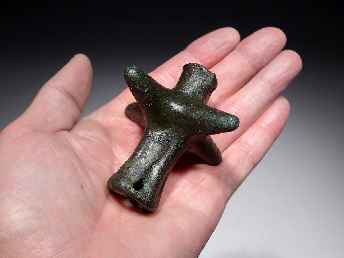 Theo các nhà nghiên cứu, đồng điếu chính là hợp kim cổ nhất mà loài người từng chế tạo ra. Những đồ vật đầu tiên được làm bằng hợp kim này đã có từ khoảng năm 3.000 TCN.