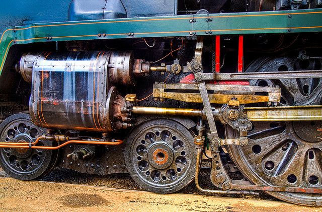 Vào thời Cận đại, bánh răng là cơ sở của nhiều cấu trúc truyền động thông minh, giúp con người tận dụng được sức mạnh của các cỗ máy hơi nước, làm nên cuộc cách mạng công nghiệp đầu tiên trong lịch sử.