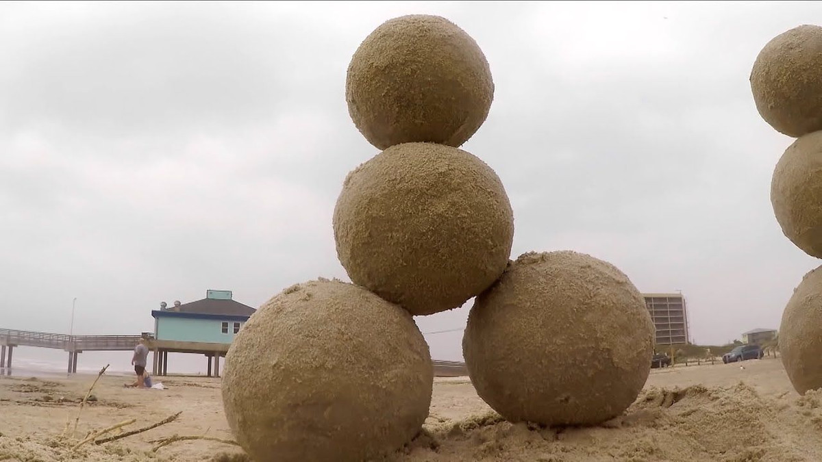 Từ đất cát và nước, trẻ em thời trước thường vê những quả bóng tròn vo rồi đem "đọ nhau" xem quả của đứa nào cứng hơn. Một quả để trên mặt đất, một quả thả xuống từ cách một gang tay, quả nào vỡ trước thì thua.