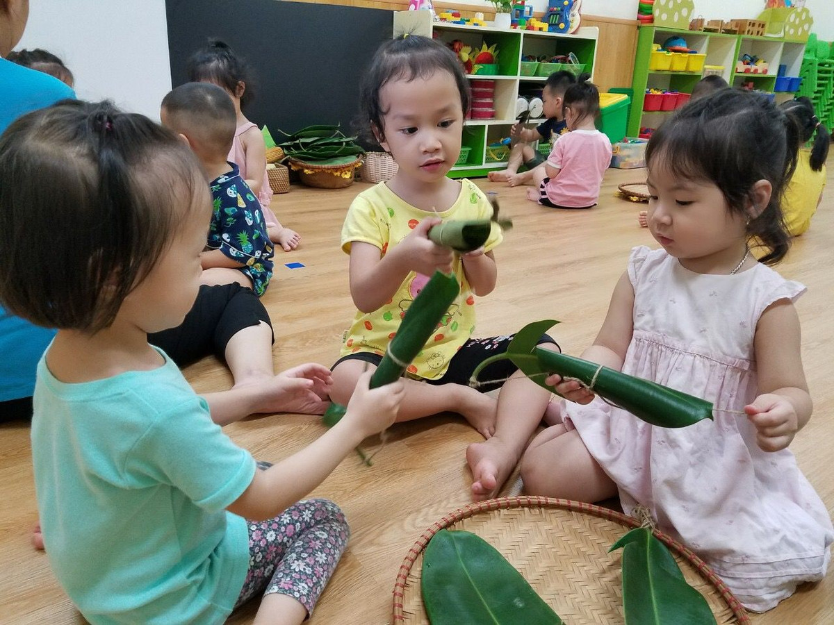 Trâu lá đa, lá mít là món đồ chơi dân gian dễ làm nhưng rất thú vị. Chỉ cần cắt phần gần cuống là thành hai "sừng", gập lại, lấy dây buộc quanh thân và đầu cuống là tạo thành một chú rối trâu biết gật gù rất sống động. Ảnh: Mầm non Chim Non.