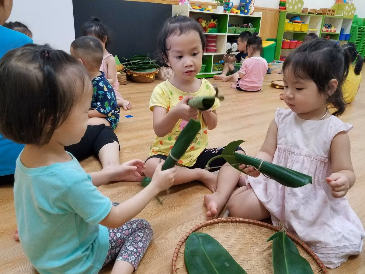 Trâu lá đa, lá mít là món đồ chơi dân gian dễ làm nhưng rất thú vị. Chỉ cần cắt phần gần cuống là thành hai "sừng", gập lại, lấy dây buộc quanh thân và đầu cuống là tạo thành một chú rối trâu biết gật gù rất sống động. Ảnh: Mầm non Chim Non.