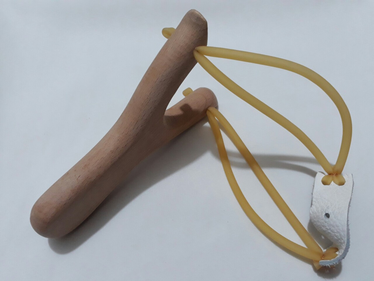 Ná thun hay súng cao su là món đồ chơi làm từ chạc ba của cây gỗ rồi buộc dây cao su để tạo lực đàn hồi bắn các viên sỏi. Trẻ em nông thôn xưa thường dùng súng cao su để đi bắn chim hoặc đọ tài "thiện xạ" với nhau.