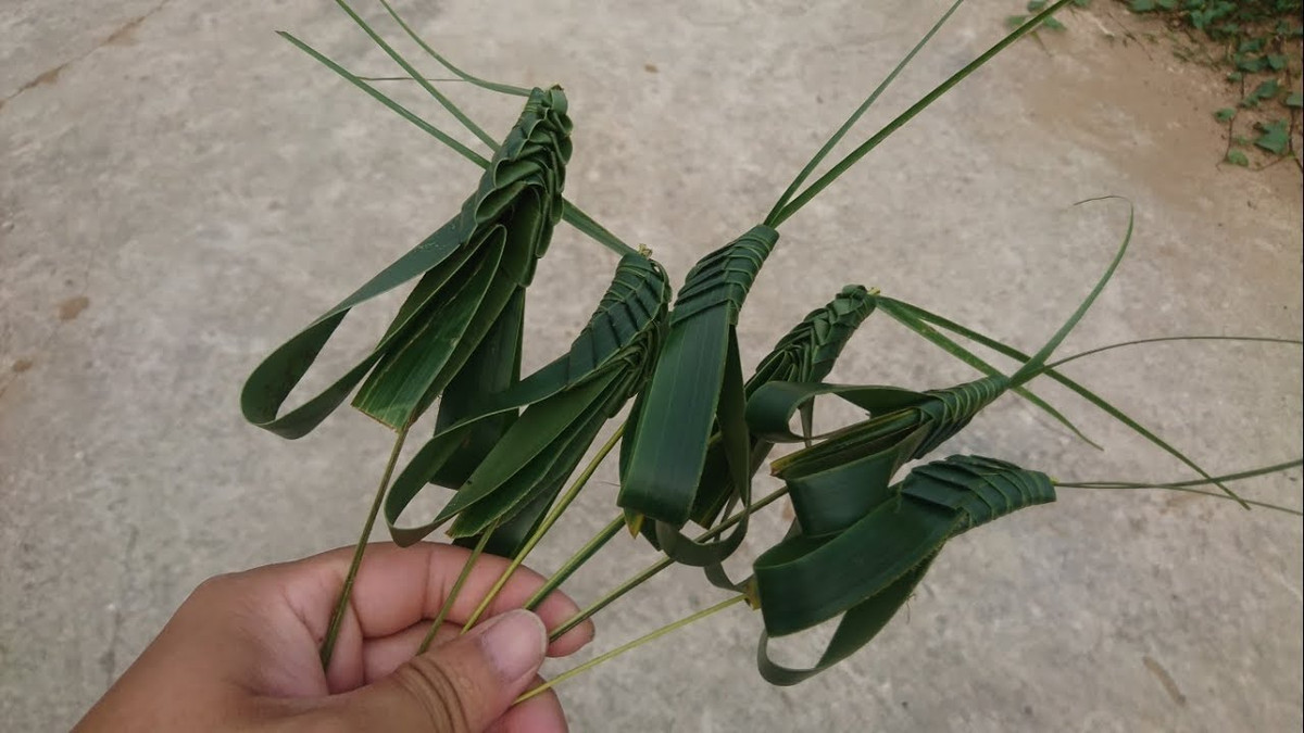 Từ lá dừa, lá cọ, những đứa trẻ khéo tay có thể làm ra những con châu chấu sống động như thật. Ngoài châu chấu, tùy theo trí tưởng tượng của từng em còn có thể làm ra những thứ khác như bông hoa, con chim, con cá, máy bay...