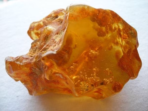 Trong tiếng Hy Lạp cổ, mảnh hổ phách mà Thales dùng làm thí nghiệm được gọi là "elektron". Nó chính là nguồn gốc của từ "điện năng" (electric) mà chúng ta sử dụng rộng rãi ngãy nay.