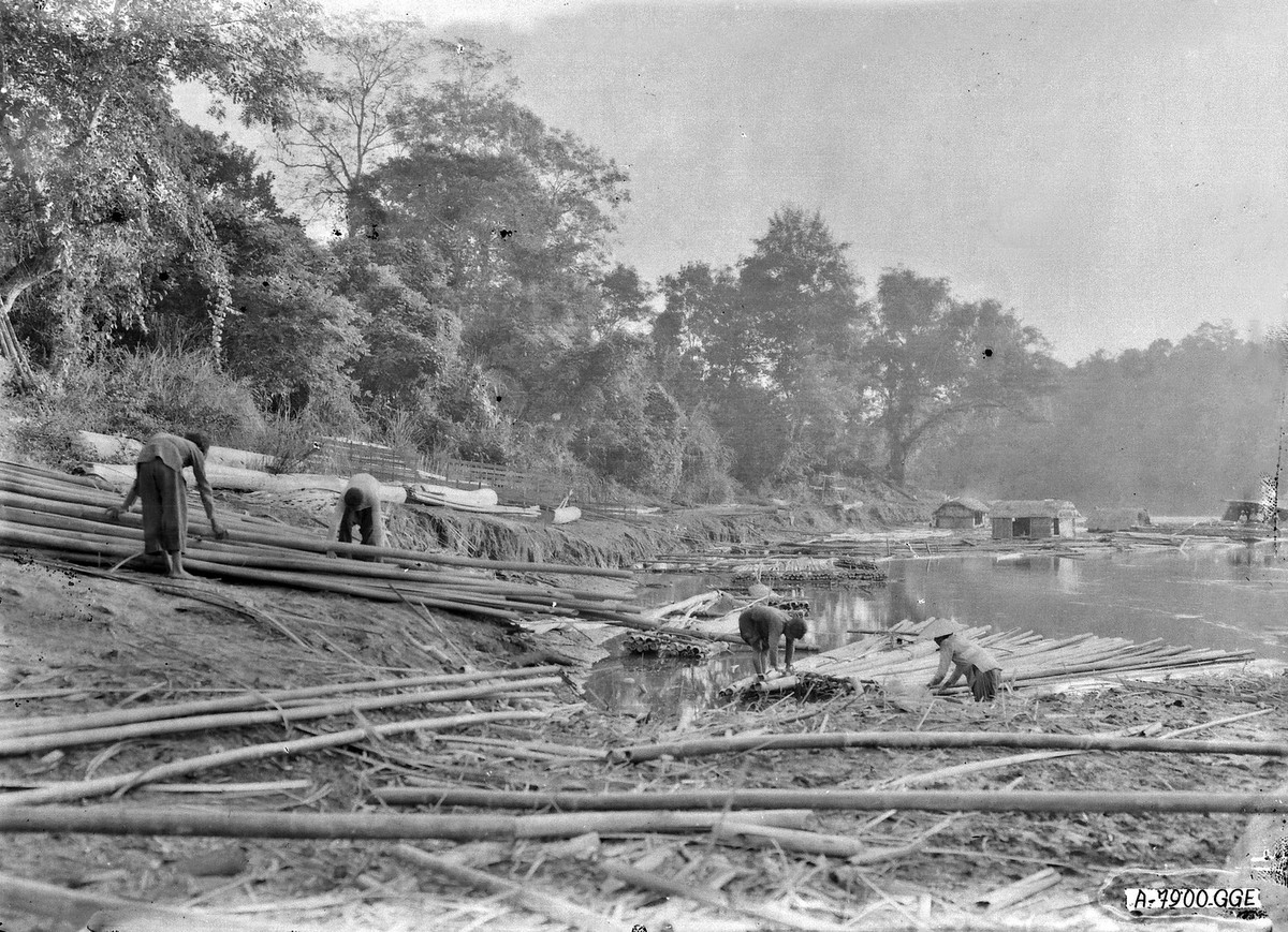 Bến tre nứa bên sông Lô.