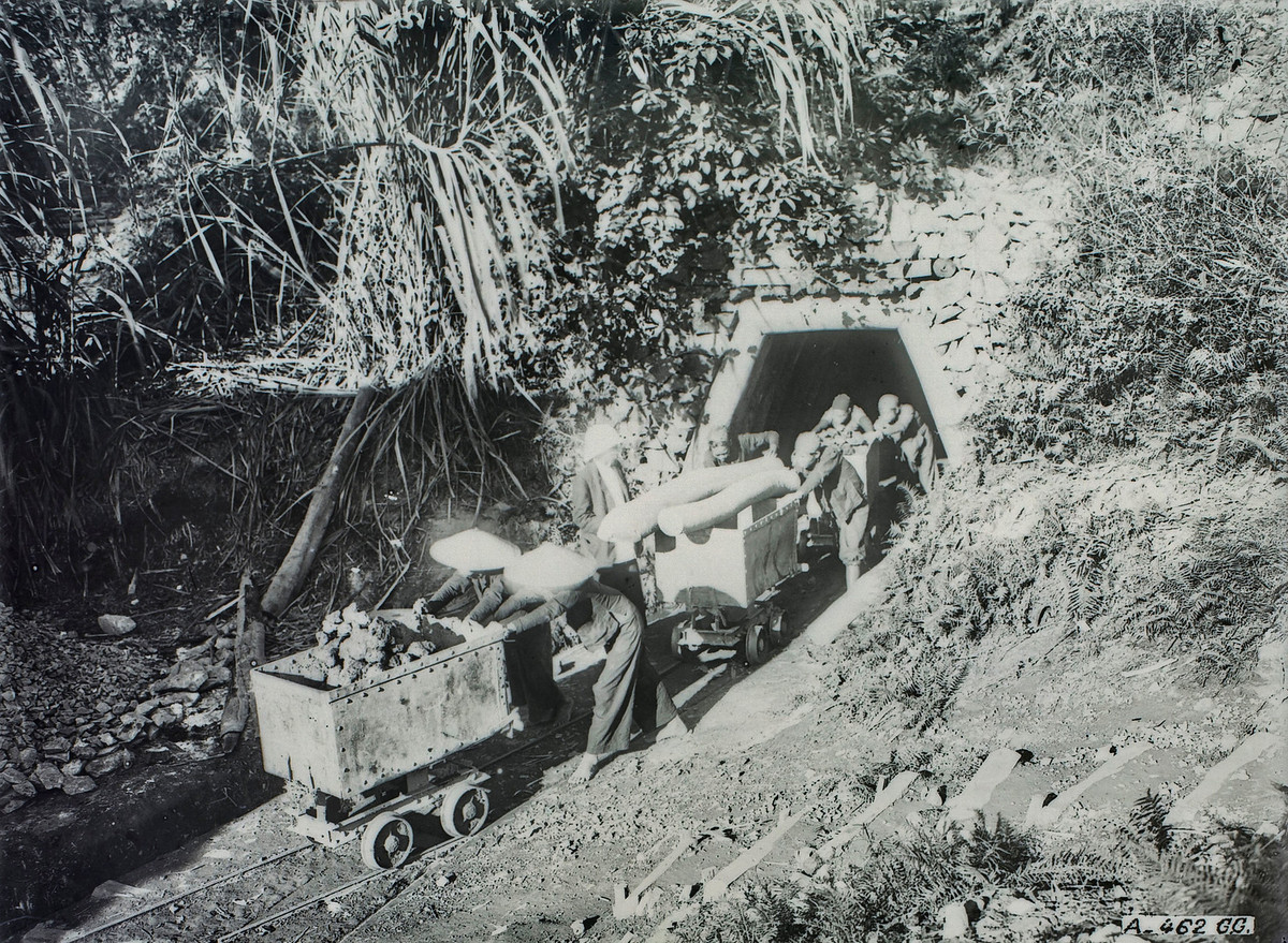 Công nhân đẩy xe goòng ra khỏi cửa hầm tại mỏ kẽm ở Tuyên Quang.