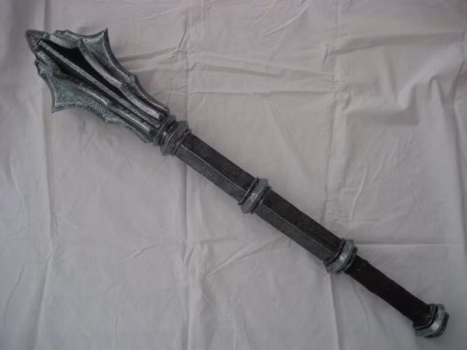 Khắc tinh của giáp lưới chính là chùy sáu cạnh, vì cây chùy này có lực đánh rất mạnh, đủ gây ra sát thương lớn cho cơ thể mà không cần phải cắt đứt áo giáp.