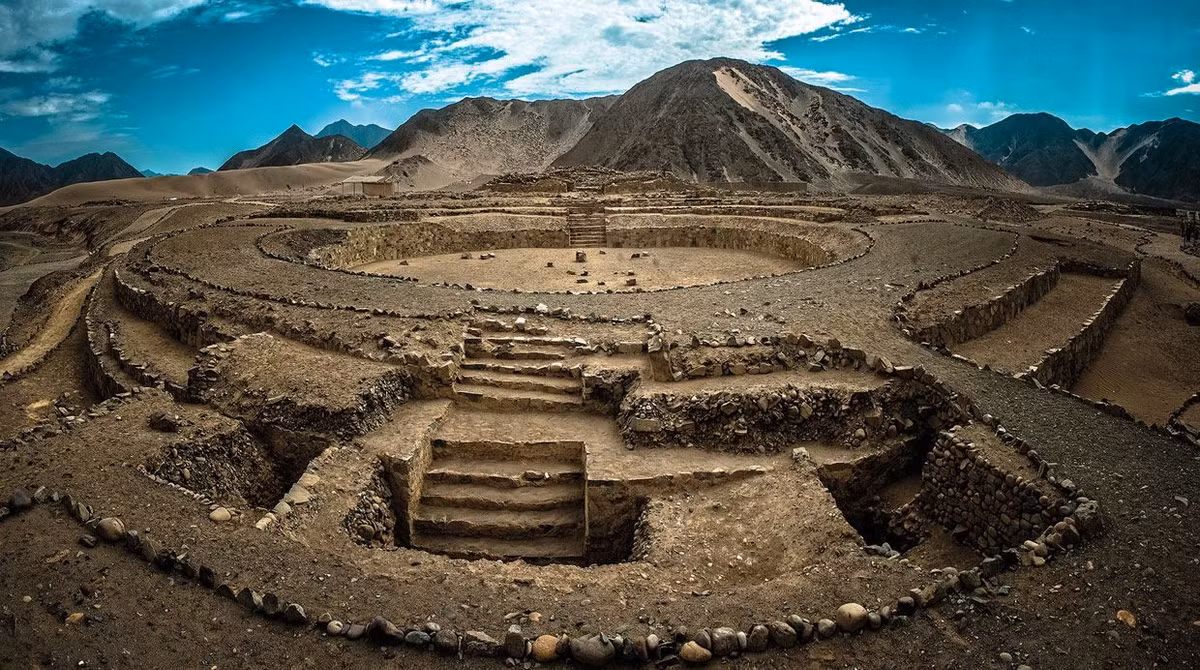 Đối chiếu niên đại với các nền văn minh lớn khác, xã hội có tổ chức phức tạp ở Norte Chico xuất hiện một thiên niên kỷ sau văn minh Sumer ở vùng Lưỡng Hà, cùng thời với sự xuất hiện các kim tự tháp Ai Cập và có trước văn minh Olmec ở Trung Mỹ gần hai thiên niên kỷ.