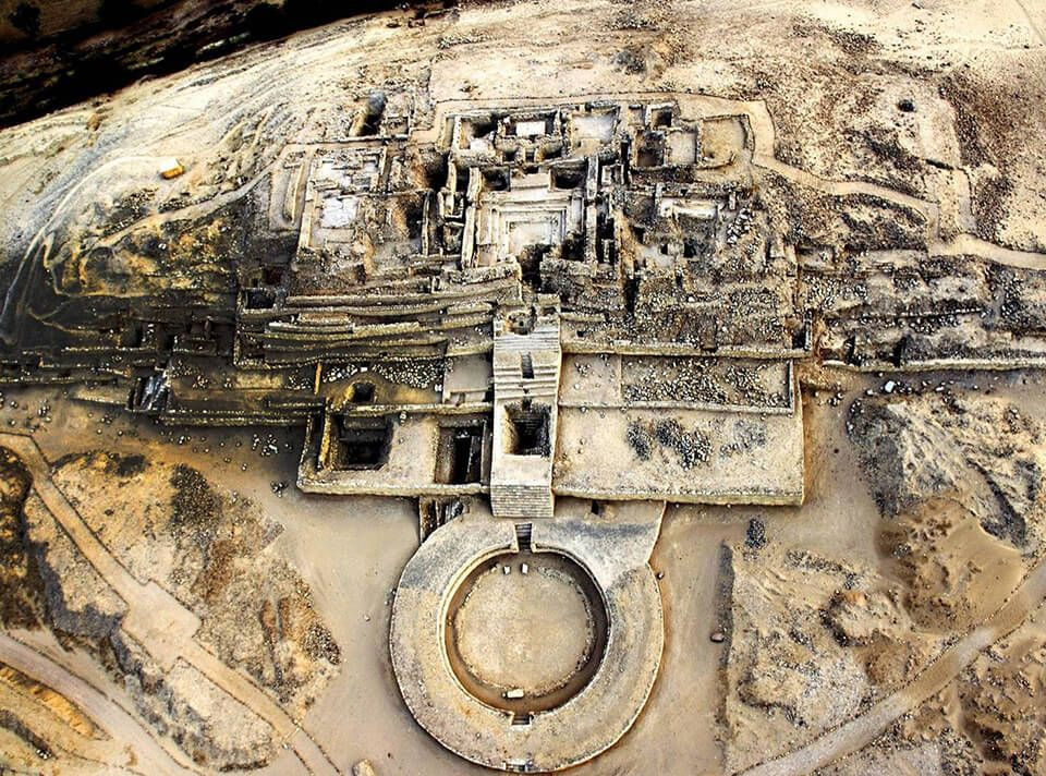 Vào cuối thập niên 1990, các nhà khảo cổ học Peru đã dựng nên được bức tranh hoàn chỉnh đầu tiên về nền văn minh Norte Chico. Nhưng lúc đó, niên đại của nền văn minh này vẫn chưa được xác định rõ ràng.