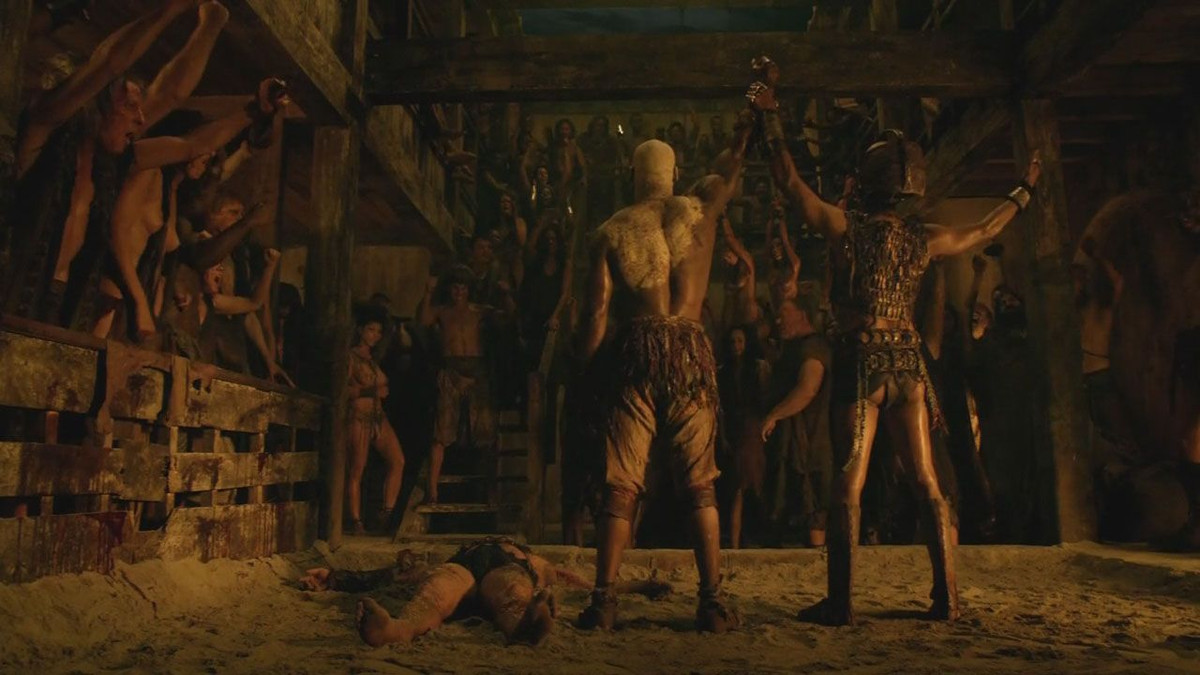 Không có nhiều thông tin về thuở thiếu thời của Spartacus. Ông được cho là đã sinh ra ở Thrace (bán đảo Balkan hiện nay) và có thể đã từng phục vụ trong quân đội La Mã. Ông bị bán làm nô lệ và được đào tạo tại trường huấn luyện đấu sĩ ở Capua, phía bắc Napoli.