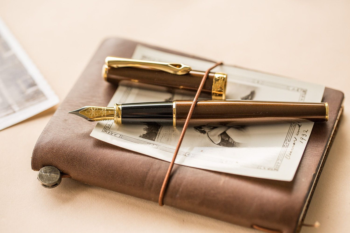 Khoảng năm 1880, bút máy được sản xuất ở Mỹ với các cải tiến đáng kể về kỹ thuật. Ngòi bút được làm bằng vàng mạ hợp kim osimi -iriđi hoặc iriđi để không bị xước. Trong thời kỳ này, bút máy là vật phẩm khá xa xỉ, chỉ dành cho giới thượng lưu và trung lưu.