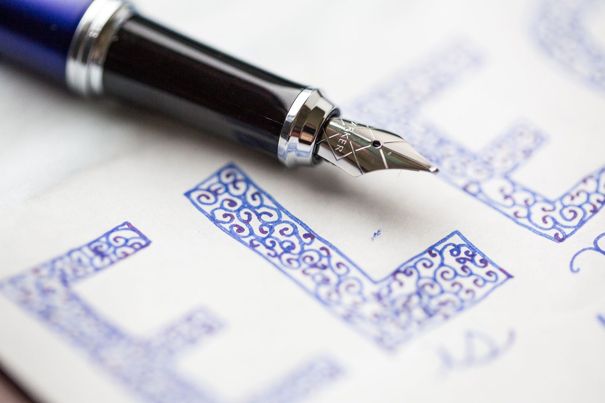  Bút máy là loại bút có một bầu chứa mực viết lỏng bằng nhựa hoặc cao su, mực được dẫn tới ngòi bút qua một hệ thống bằng mao dẫn và trọng lực. Đây là một phát minh quan trọng của nhân loại với lịch sử ra đời khá thú vị.