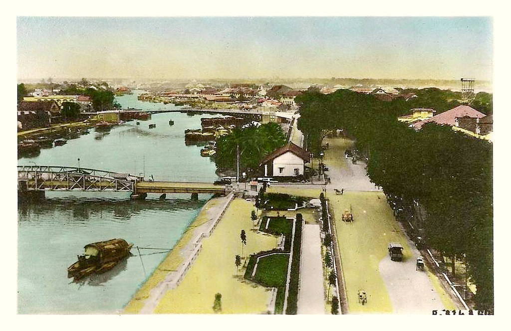 Tấm bưu thiếp tô màu này thể hiện khung cảnh kênh Bến Nghé và bến Chương Dương với cầu quay Khánh Hội và cầu Mống ở phía xa, Sài Gòn đầu thế kỷ 20.