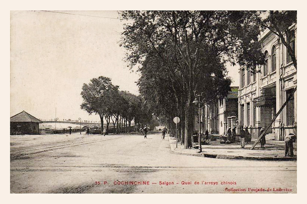 Khu vực bến Chương Dương xưa, phía xa là cầu Mống. Bên bờ kênh có đường dẫn cho xe hơi chạy lên cầu Mống. Ngày nay đường dẫn này không còn.